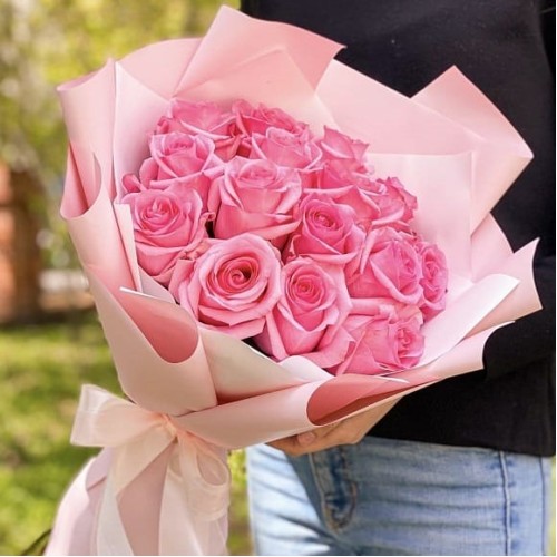 Купить на заказ Букет из 19 розовых роз с доставкой в Есике