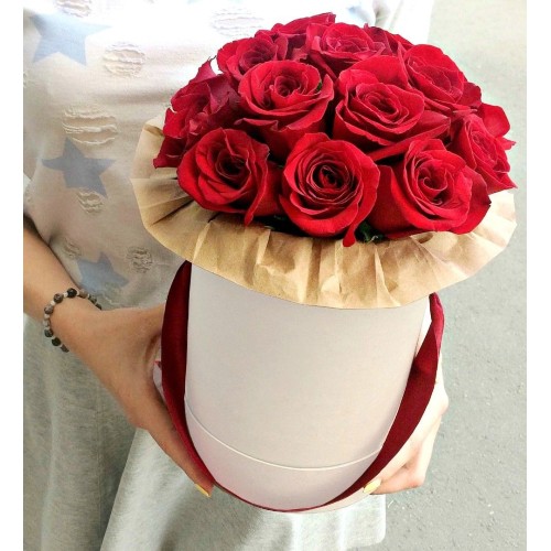 Купить на заказ 11 красных роз в коробке с доставкой в Есике