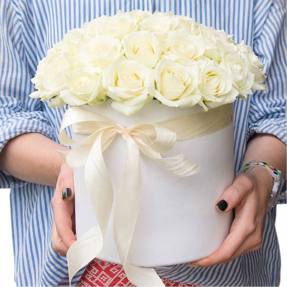 25 white roses in a box