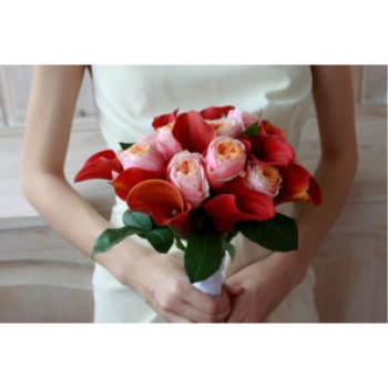 Букет невесты с розами и каллами